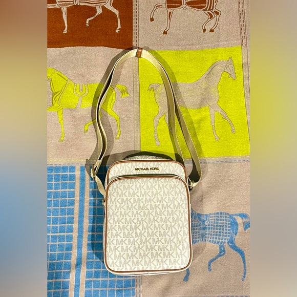 Michael Kors - Jet Set Travel Medium Logo Crossbody Bag - Picture 4 of 13